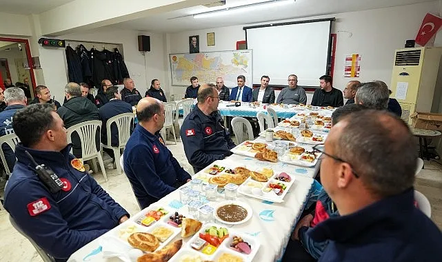 Başkan Zeyrek, İtfaiye Personeli ile Sahurda Buluştu haberi