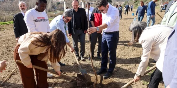 Bilecik Valisi üniversitelilerle fidan dikti haberi