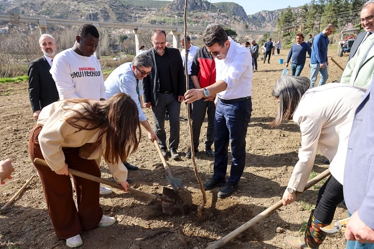 Bilecik Valisi üniversitelilerle fidan dikti haberi