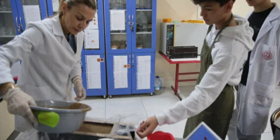 Bolu'da lise öğrencileri atık yağlardan sabun üretiyor haberi