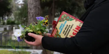 Bursa İnegöl'den mezarlıklarda çiçekli hediye haberi