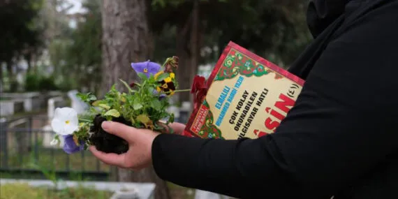 Bursa İnegöl'den mezarlıklarda çiçekli hediye haberi