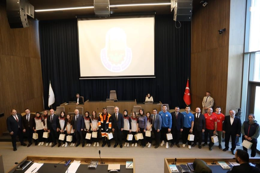 Bursa İnegöl’ü gururlandıran isimler mecliste ödüllendirildi haberi