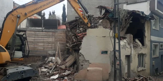 Bursa Osmangazi'de metrukların yıkımına devam haberi