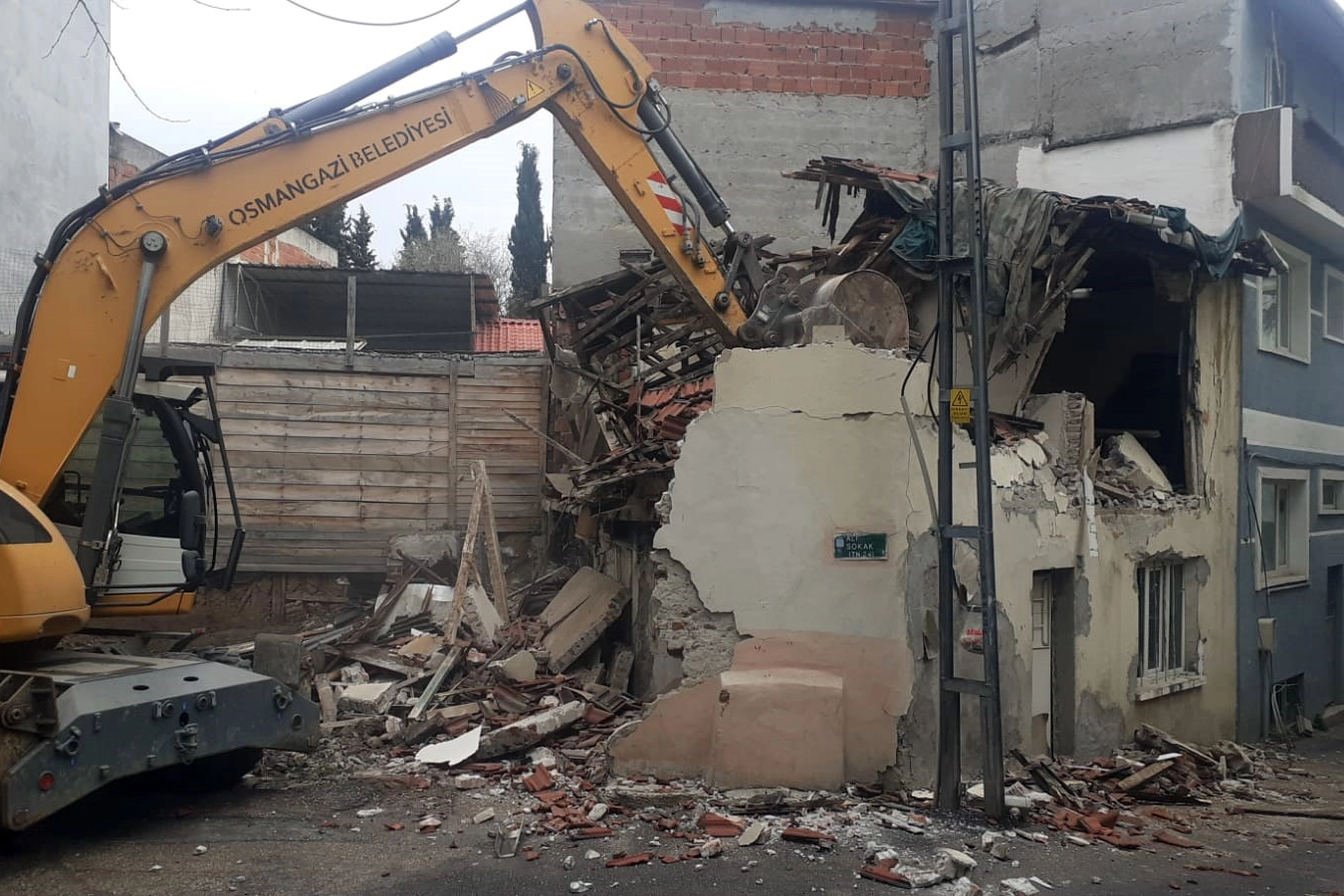 Bursa Osmangazi'de metrukların yıkımına devam haberi
