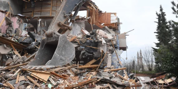 Bursa Osmangazi’de tarihi surları tehdit eden riskli bina yıkıldı haberi