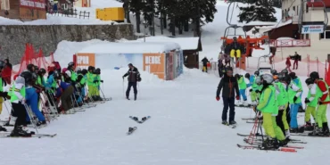 Bursa Uludağ’da öğrencilerin kayak keyfi haberi