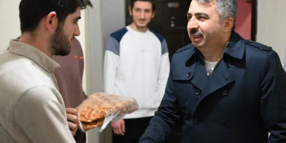 Bursa'da Başkan Yılmaz, sahuru gençlerle yaptı haberi