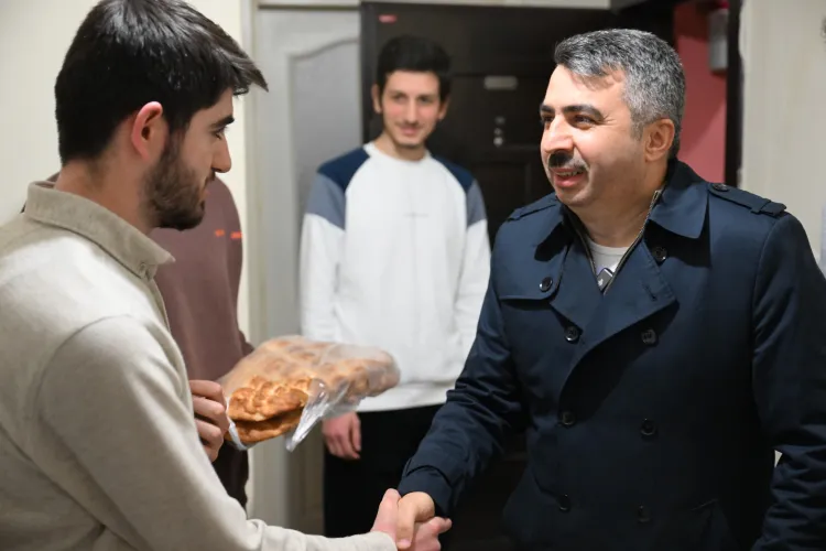 Bursa'da Başkan Yılmaz, sahuru gençlerle yaptı haberi