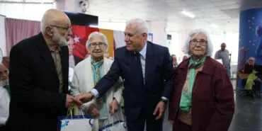 Bursa'da huzurevi korosuna Başkan Bozbey sesiyle renk kattı haberi