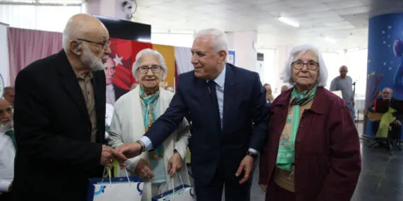 Bursa'da huzurevi korosuna Başkan Bozbey sesiyle renk kattı haberi