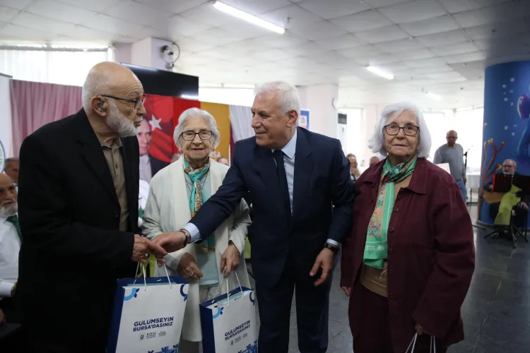 Bursa'da huzurevi korosuna Başkan Bozbey sesiyle renk kattı haberi