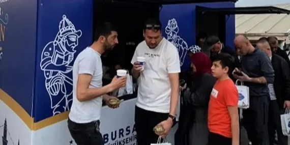 Bursa'da iftara yetişemeyenlere ikramlıklar sürüyor haberi