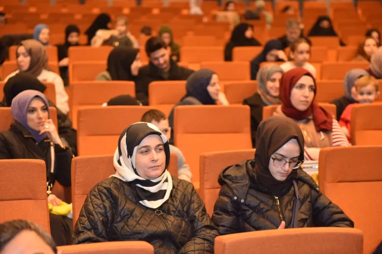 Bursa'da ‘Filistin Hakkında Konuşmalıyız’ tiyatro oyunu sahnelendi haberi