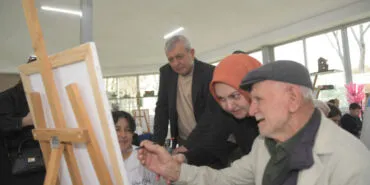 Bursa'daOsmangazili öğrenciler huzurevi sakinleriyle resim yaptı haberi