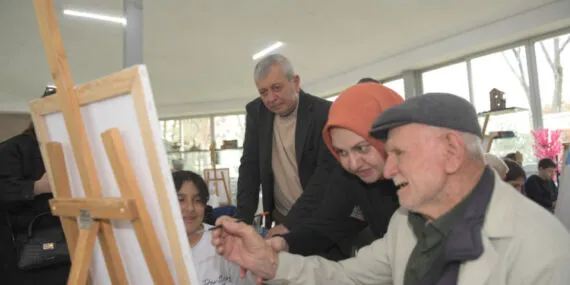 Bursa'daOsmangazili öğrenciler huzurevi sakinleriyle resim yaptı haberi