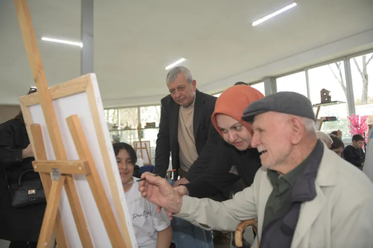 Bursa'daOsmangazili öğrenciler huzurevi sakinleriyle resim yaptı haberi