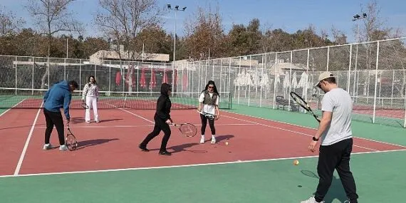 Büyükşehir Belediyesi’nden ücretsiz tenis eğitimi haberi
