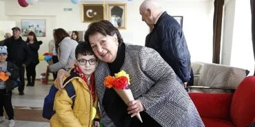 Büyükşehir belediyesi çocuk gelişim merkezi öğrencilerinden didim huzurevi sakinlerine sürpriz ziyaret haberi