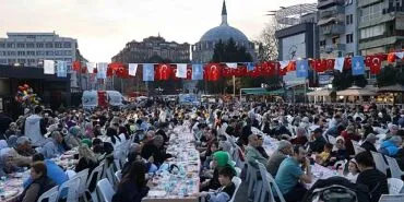 Büyükşehir’in iftar sofrası her gün 3 bin kişiyi ağırlıyor haberi