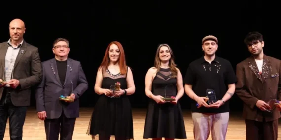 DEÜ'de tiyatro coşkusu: Muhsin Ertuğrul ve Suat Taşer ödülleri sahiplerini buldu haberi