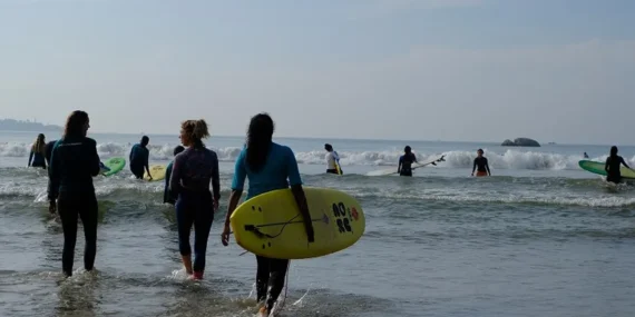 Depremzedeli çocuklar sörf becerilerini Sri Lanka'da geliştirdi haberi