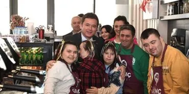 Down sendromlu bireyler bir günlüğüne kafe işletti haberi