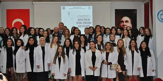 Ege Üniversitesi Ödemiş Sağlık Bilimleri Fakültesi “Beyaz Önlük Giyme Töreni” düzenledi haberi