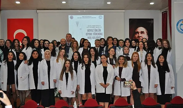 Ege Üniversitesi Ödemiş Sağlık Bilimleri Fakültesi “Beyaz Önlük Giyme Töreni” düzenledi haberi