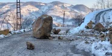 Eriyen karlar heyelanlara yol açtı haberi