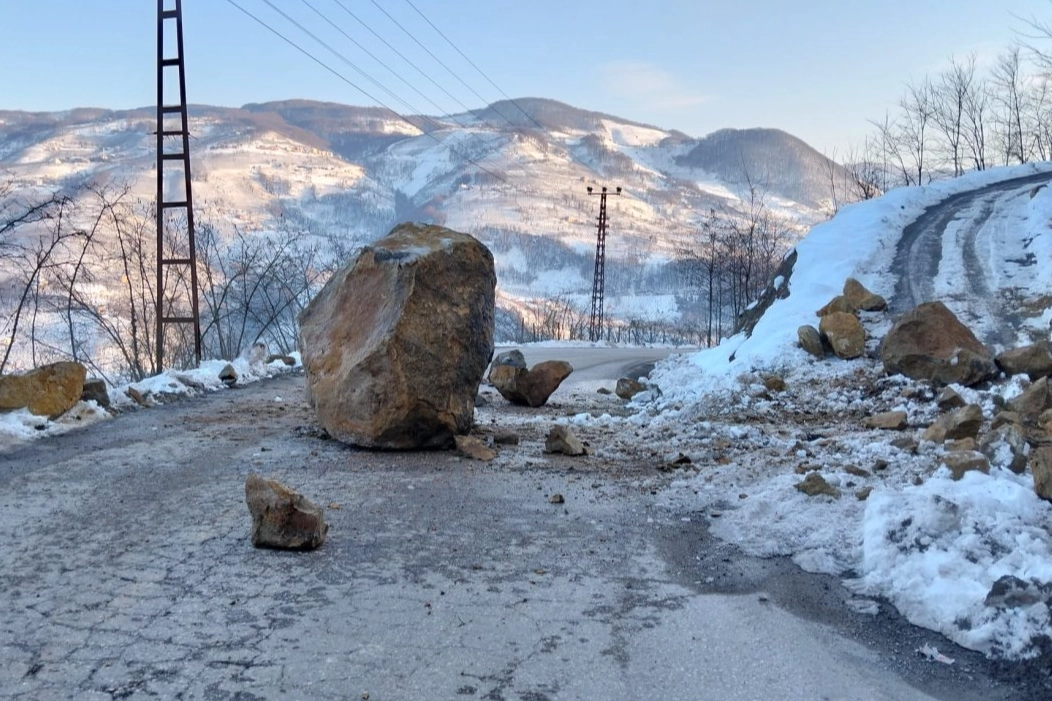 Eriyen karlar heyelanlara yol açtı haberi