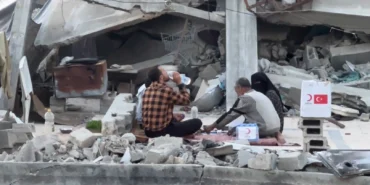 Gazze'de yıkıntılar arasında iftar! Kızılay Gazze'deki aşevi kapasitesini 30 bine çıkardı haberi