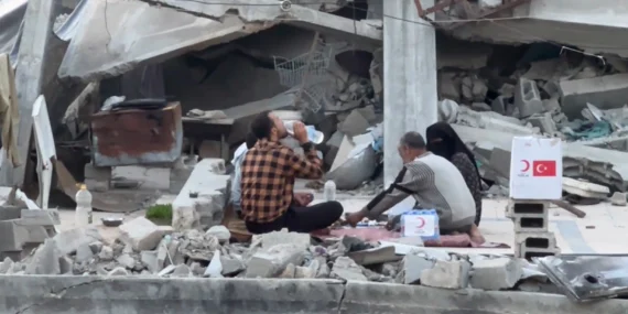 Gazze'de yıkıntılar arasında iftar! Kızılay Gazze'deki aşevi kapasitesini 30 bine çıkardı haberi