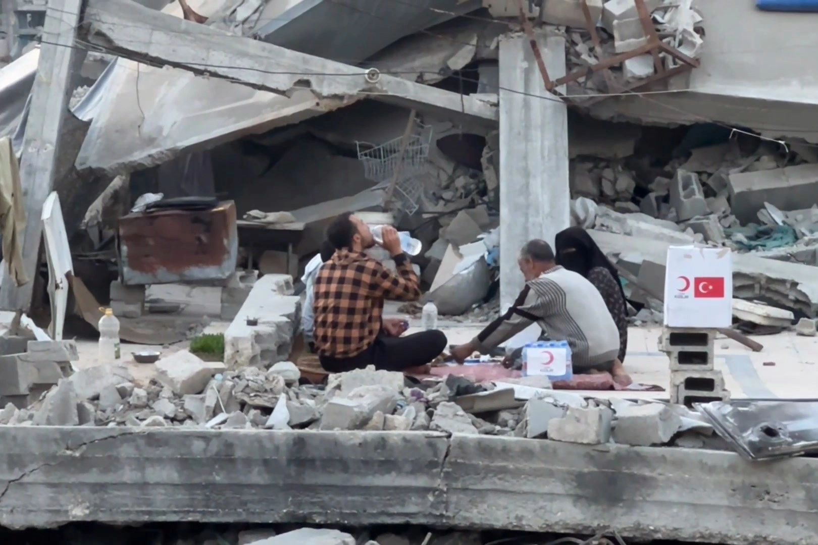 Gazze'de yıkıntılar arasında iftar! Kızılay Gazze'deki aşevi kapasitesini 30 bine çıkardı haberi