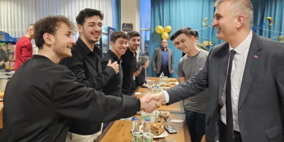 Gölcük'te Başkan Sezer üniversiteli öğrencilerle iftar yaptı haberi