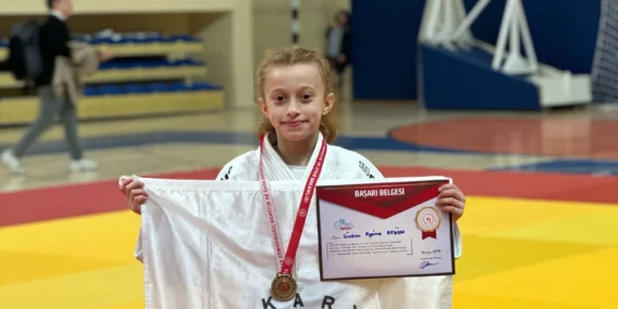 Gülfem Aysima Bilecik’ten şampiyonlukla döndü haberi