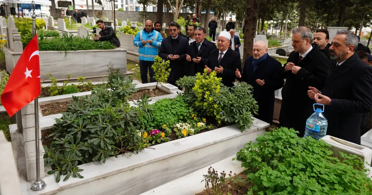 İstanbul Beylikdüzü'nde şehit kabirleri bayrama hazır haberi