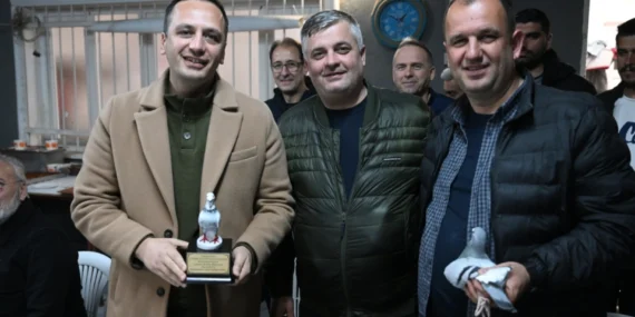 İzmir Bornova'da Başkan Eşki’ye teşekkür plaketi haberi