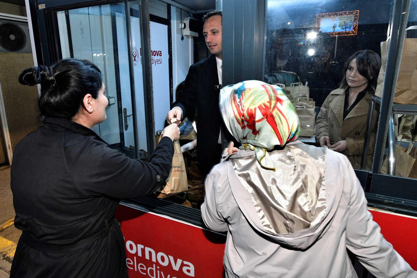 İzmir Bornova'da kumanyalar Başkan Eşki'den haberi