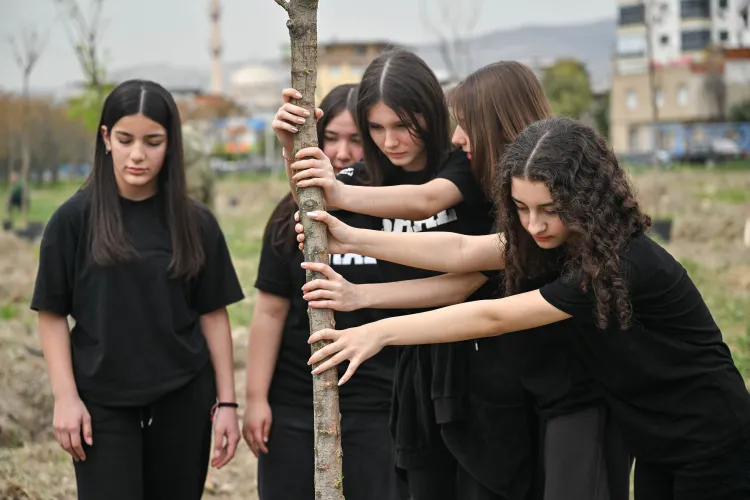 İzmir Bornova'da öğrenciler doğaya can oldu haberi