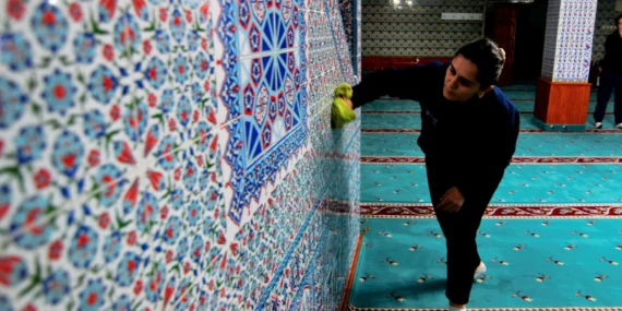 İzmir Bornova’da camilerde bayram temizliği haberi