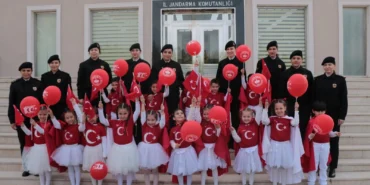 İzmir Gaziemirli öğrencilerden jandarmaya ziyaret haberi