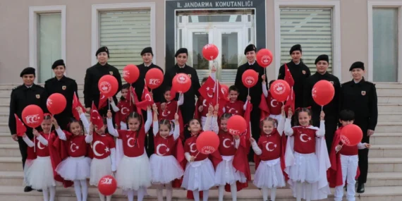 İzmir Gaziemirli öğrencilerden jandarmaya ziyaret haberi