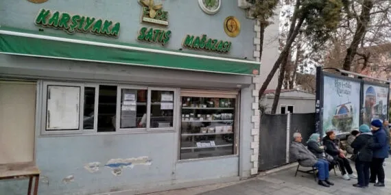 İzmir Karşıyaka'da emekliler yumurta kuyruğunda! haberi
