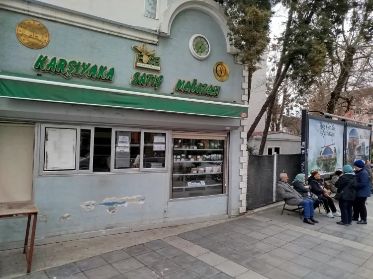 İzmir Karşıyaka'da emekliler yumurta kuyruğunda! haberi