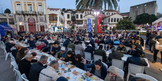 İzmir bereket sofrasını Çeşme'de kurdu haberi