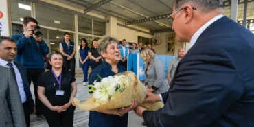 İzmir'de Başkan Tugay’ı duygulandıran hediye haberi