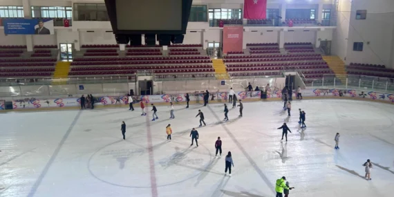 İzmir'de kadınlar buz pistinde buluştu haberi