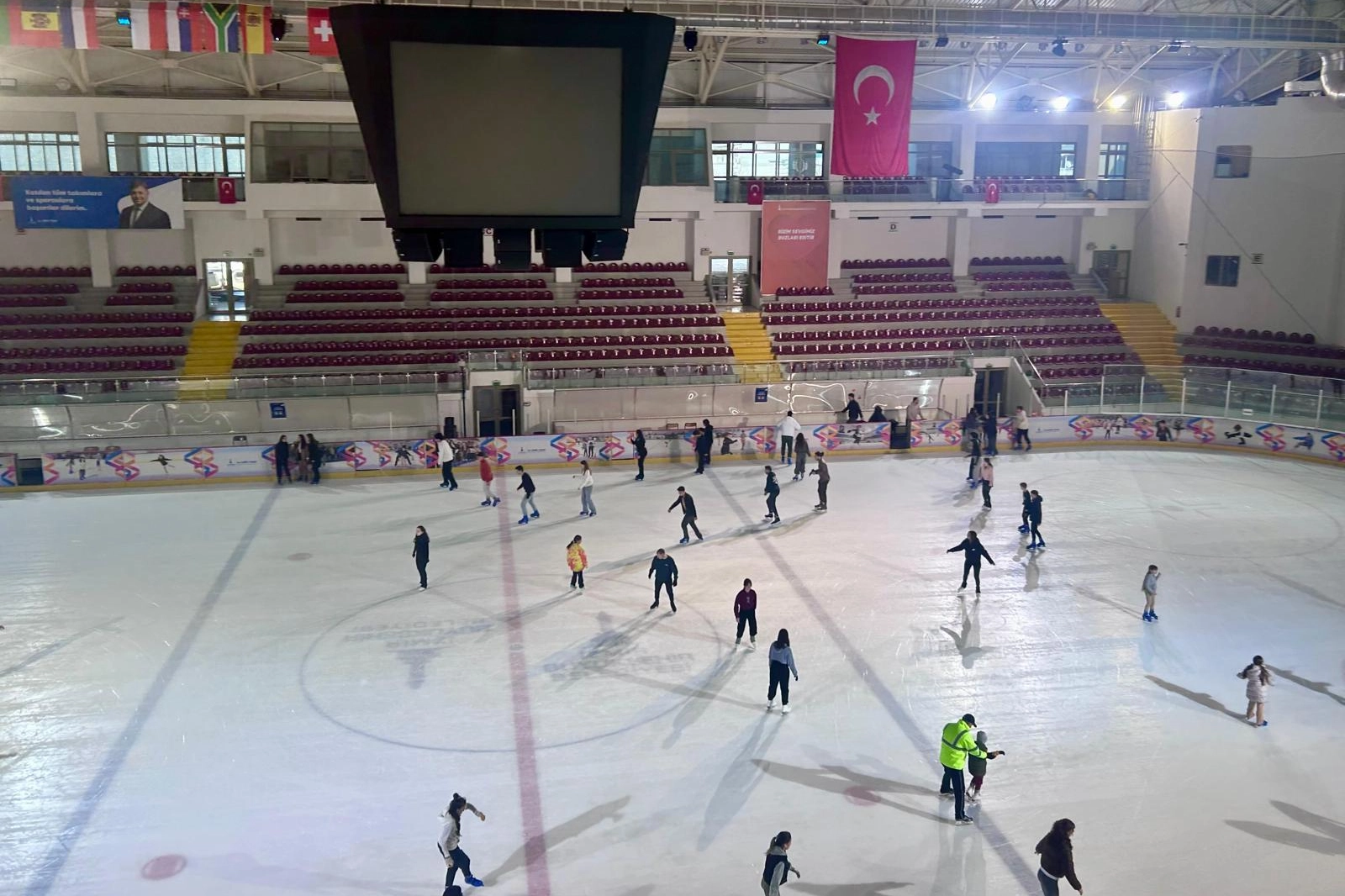 İzmir'de kadınlar buz pistinde buluştu haberi