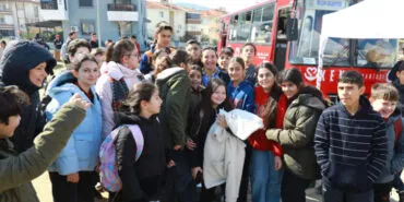 İzmir'de öğrenci otobüsünde Kent Lokantası dayanışması haberi